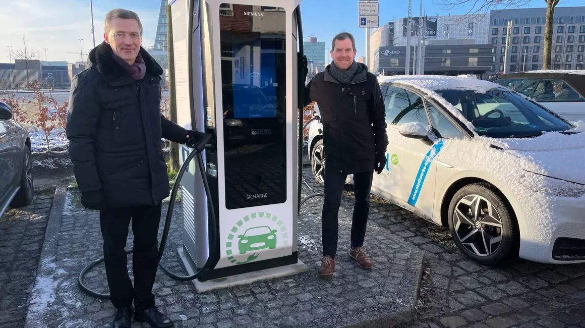 Frank Meier (li.) und Ulf Kämpfer präsentieren die neuen Ladesäulen in der Kieler Innenstadt.