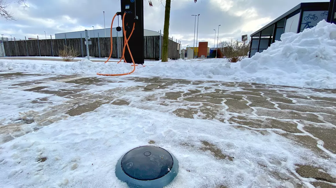 Die auf der Parkoberfläche befestigten grauen Plättchen senden über das LoRaWAN, ob ein Parkplatz belegt oder frei ist.