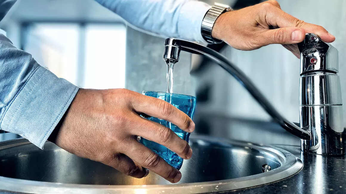 Direkt aus der Leitung genießen: Das Trinkwasser der Stadtwerke Kiel bleibt unbelastet und naturrein.